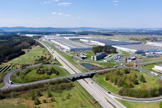 To se v Česku ještě nestalo. Nechybí jen materiál, ale teď už i celé sklady - Seznam Zprávy